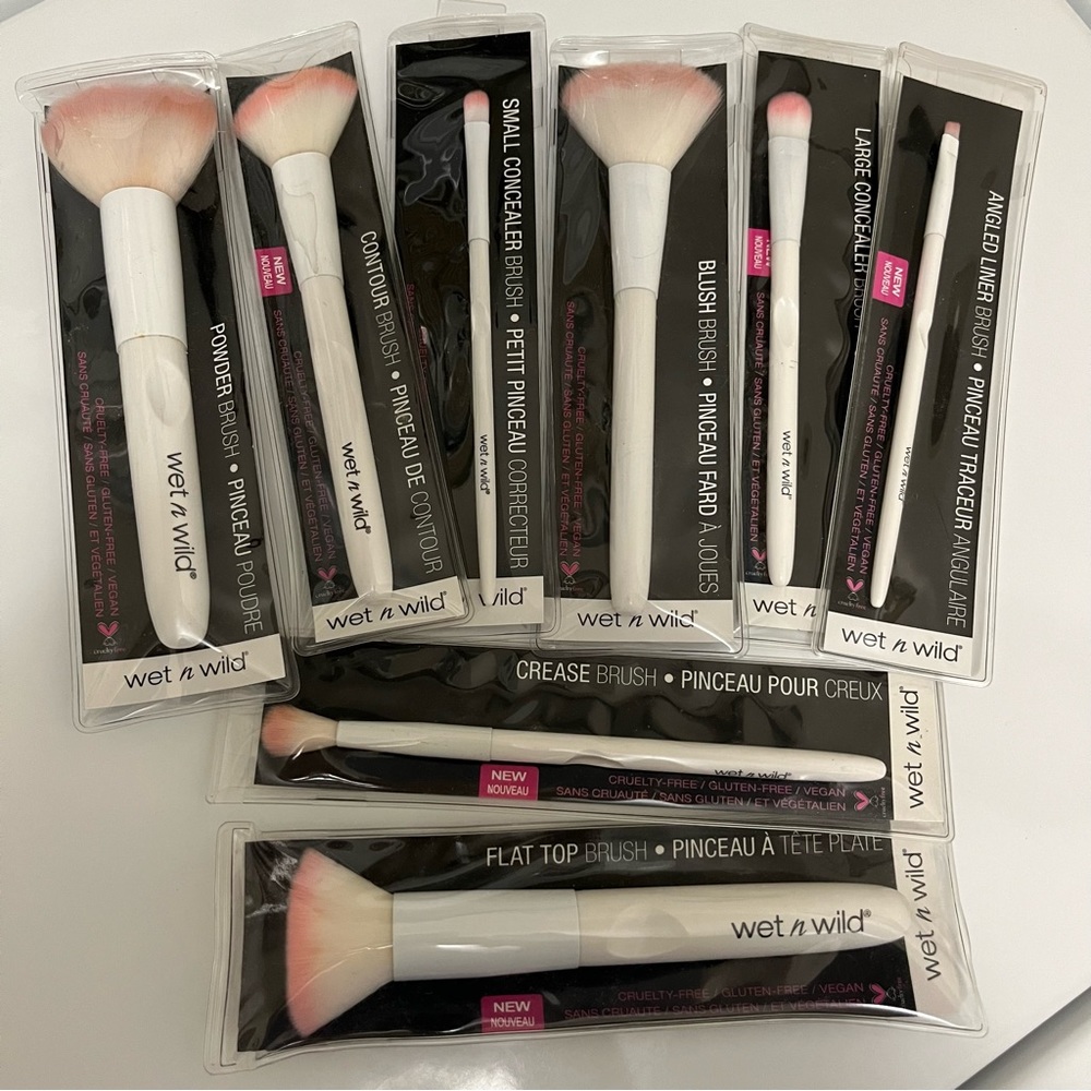 Wet n Wild makeup brushes. Assorted 8 piece lot. New.